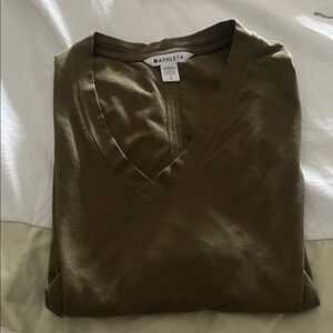 Athleta women’s Large V-Neck active top  in Olive Green